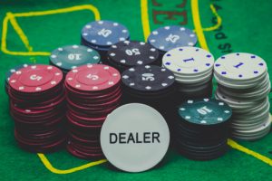 dealer et jetons - casino baccarat